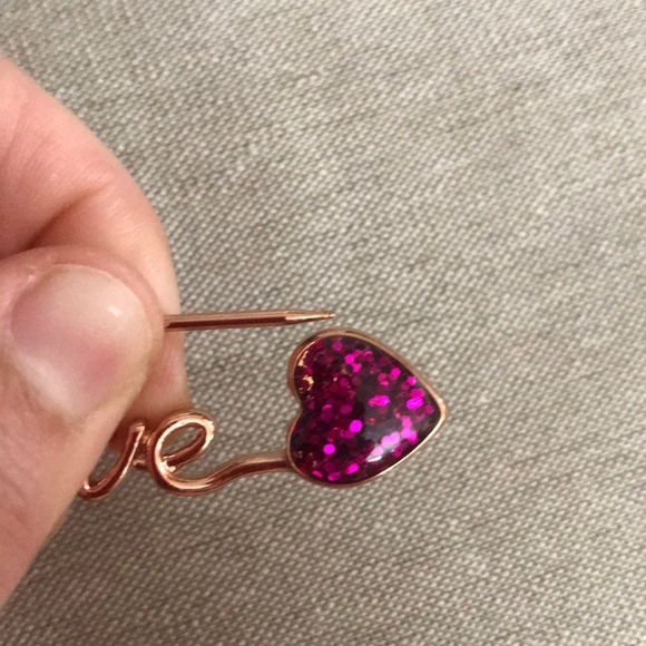 Betsey Johnson love pin - Picture 7 of 7